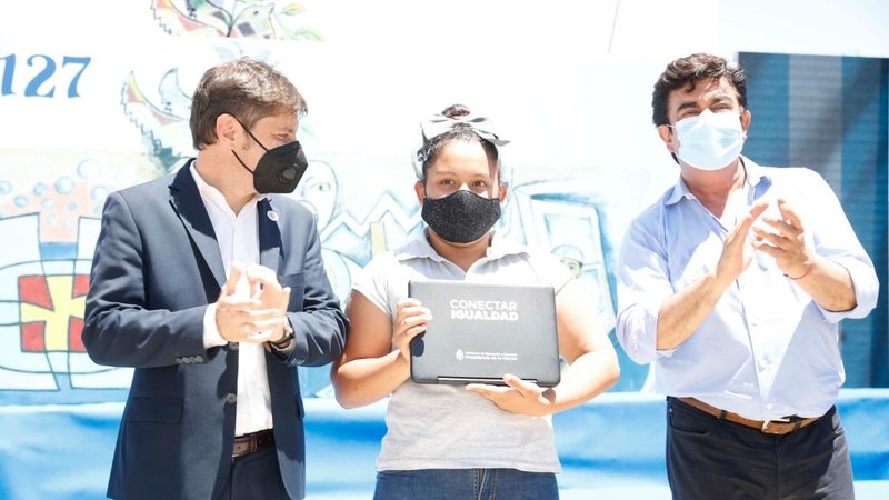 Axel Kicillof y Fernando Espinoza entregaron notebooks para estudiantes de La Matanza