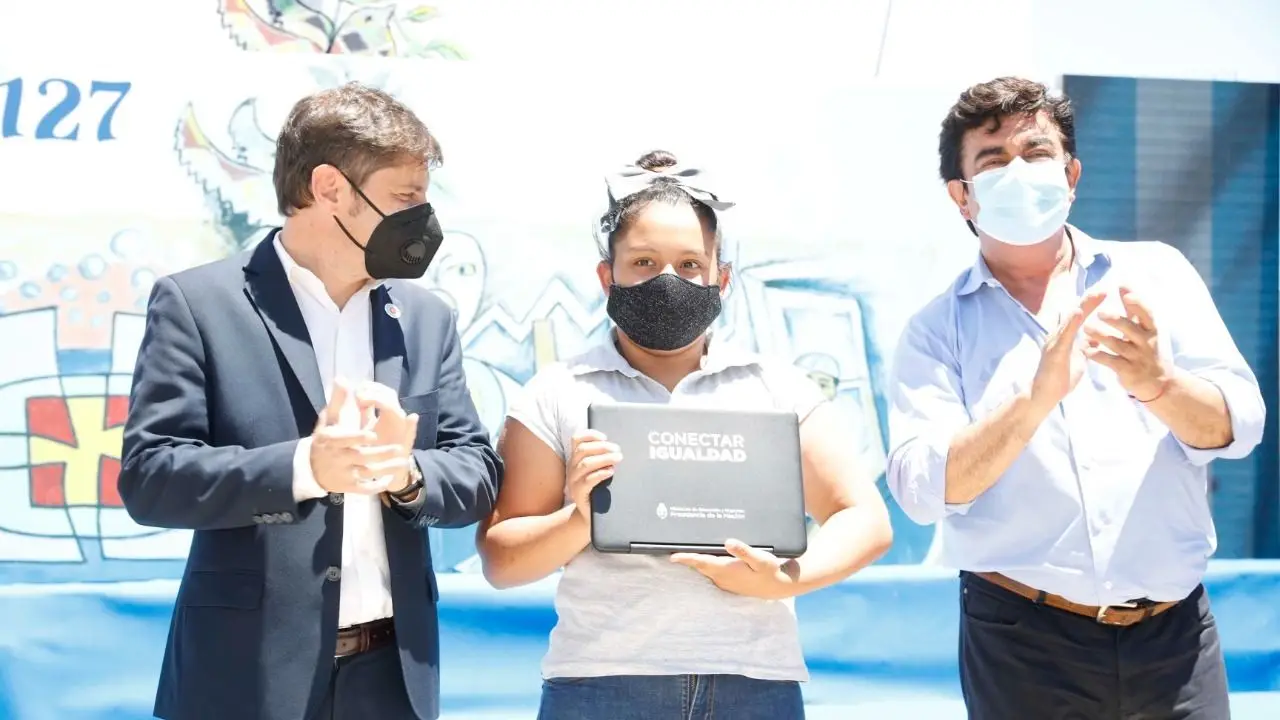 Axel Kicillof y Fernando Espinoza entregaron notebooks para estudiantes de La Matanza