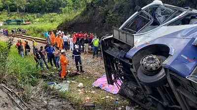 Desbarrancó un micro en Brasil y hay al menos 18 muertos Desbarrancó un micro en Brasil y hay al menos 18 muertos
