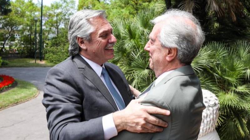 Alberto Fernández expresó su "enorme dolor" por la muerte de Tabaré Vázquez y destacó sus "convicciones"
