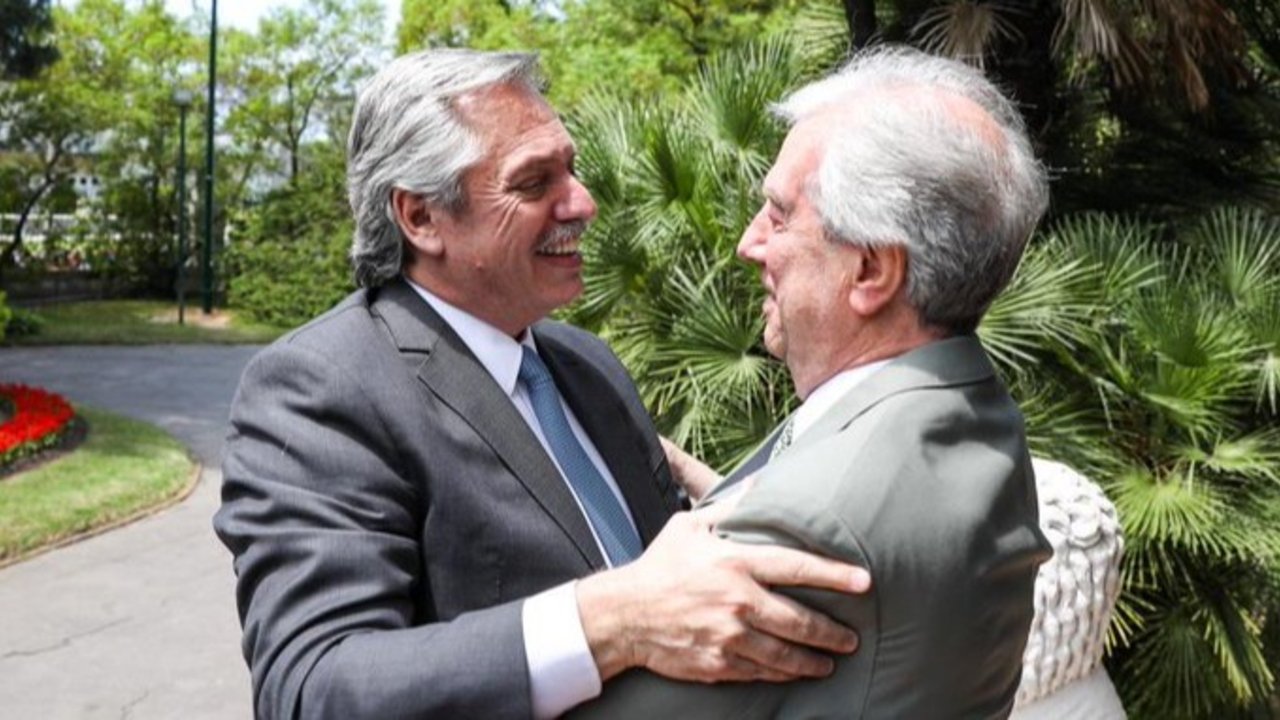 Alberto Fernández expresó su "enorme dolor" por la muerte de Tabaré Vázquez y destacó sus "convicciones"