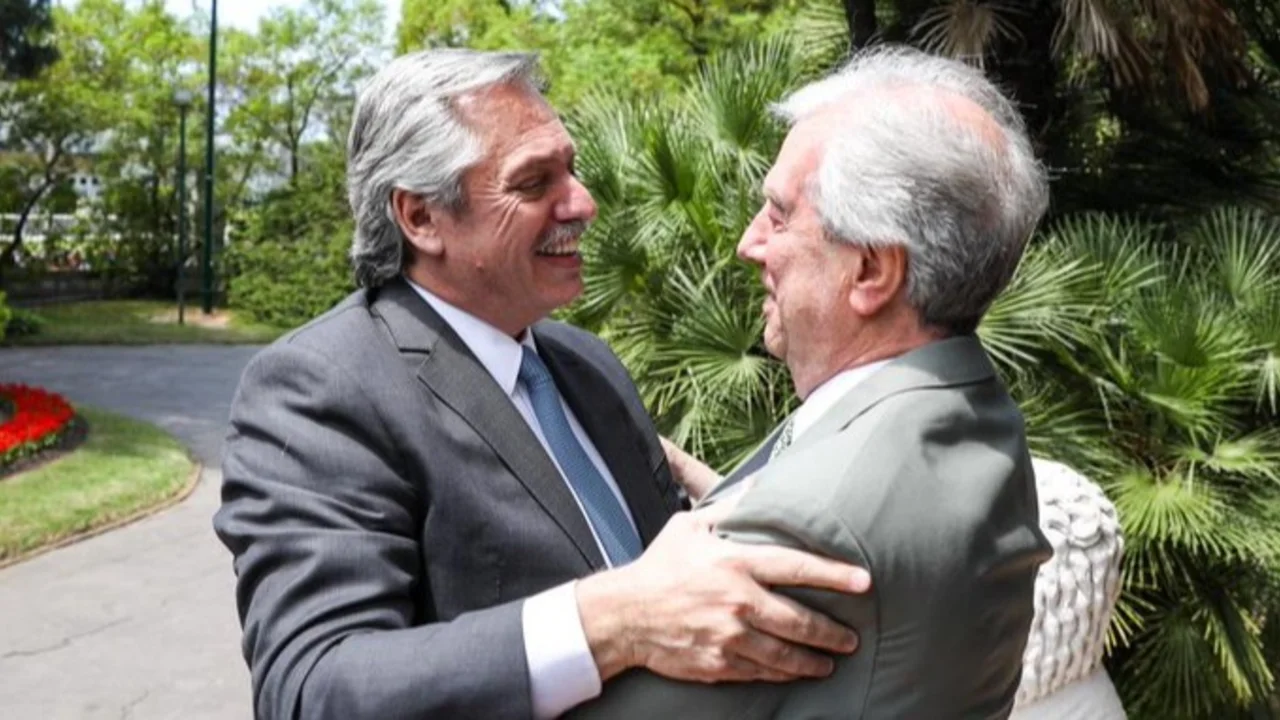 Alberto Fernández expresó su "enorme dolor" por la muerte de Tabaré Vázquez y destacó sus "convicciones"