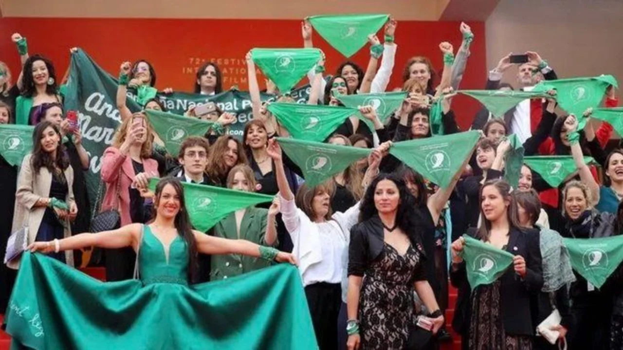 Desde Jane Fonda hasta Almodóvar, las figuras internacionales que apoyan la campaña por el aborto legal 