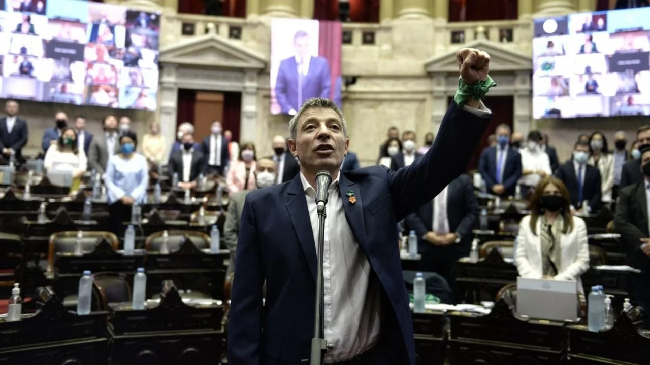 Quién es Juan Carlos Giordano, el diputado que asumió antes del debate por el aborto legal