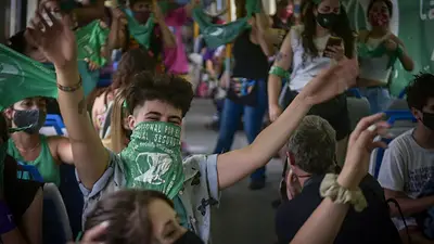 El "tren verde": mujeres fueron desde el conurbano sur al Congreso para reclamar por el aborto legal El "tren verde": mujeres fueron desde el conurbano sur al Congreso para reclamar por el aborto legal