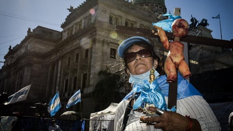 Así marchan los "pro vida": cruces, rezos, misa y mensajes de odio