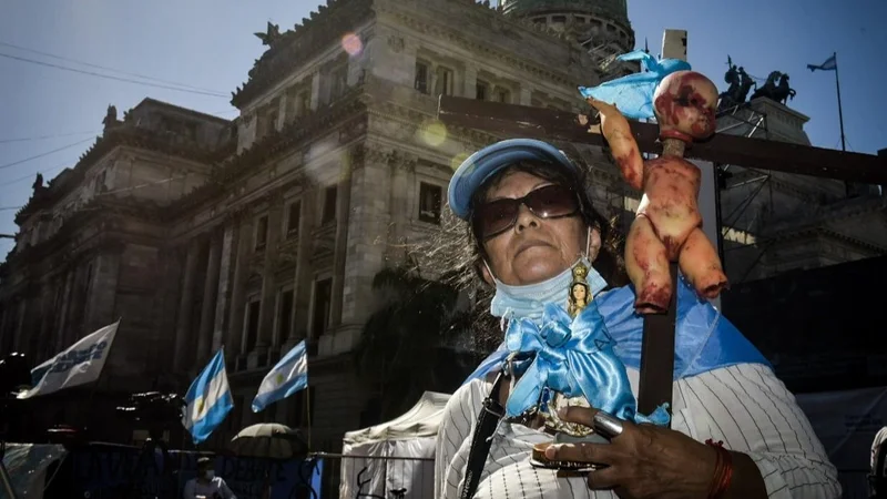 Así marchan los "pro vida": cruces, rezos, misa y mensajes de odio