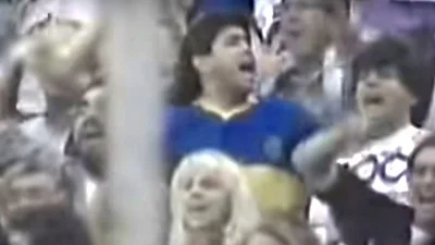 El día que Carlin Calvo y Maradona alentaron a Boca en la popular El día que Carlin Calvo y Maradona alentaron a Boca en la popular