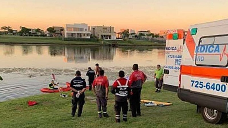 Buscan a un joven que cayó en un lago artificial de Escobar