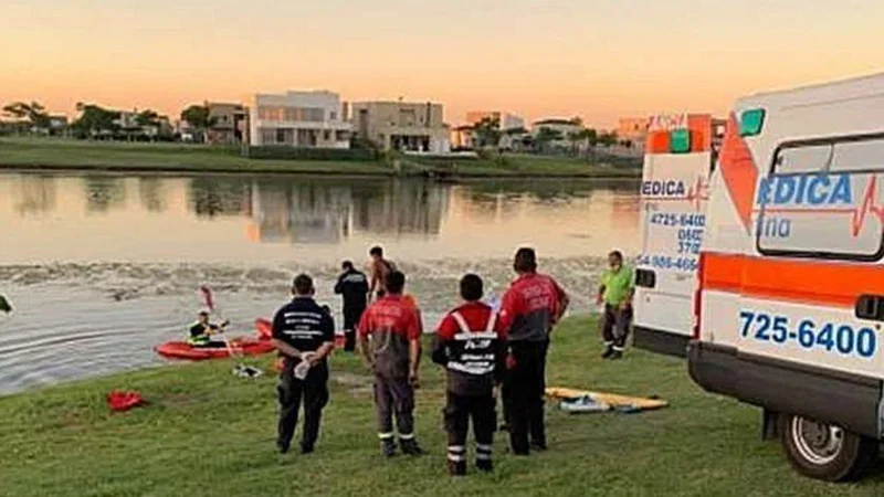 Buscan a un joven que cayó en un lago artificial de Escobar