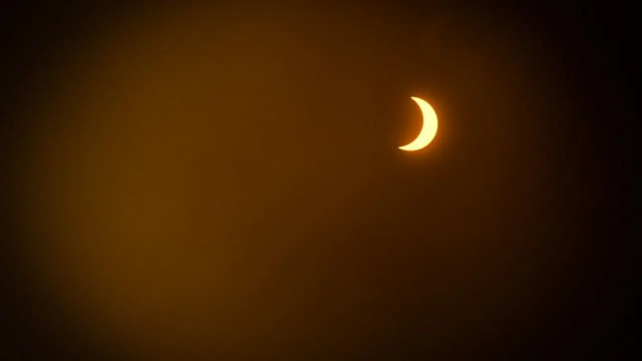 Un fenómeno astronómico inusual: las mejores fotos del eclipse solar
