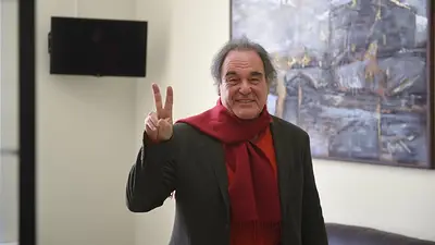 El gesto peronista de Oliver Stone al darse la vacuna rusa contra el coronavirus El gesto peronista de Oliver Stone al darse la vacuna rusa contra el coronavirus