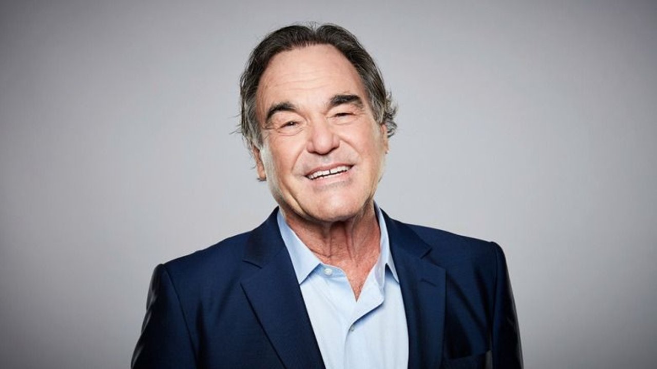 El gesto peronista de Oliver Stone al darse la vacuna rusa contra el coronavirus
