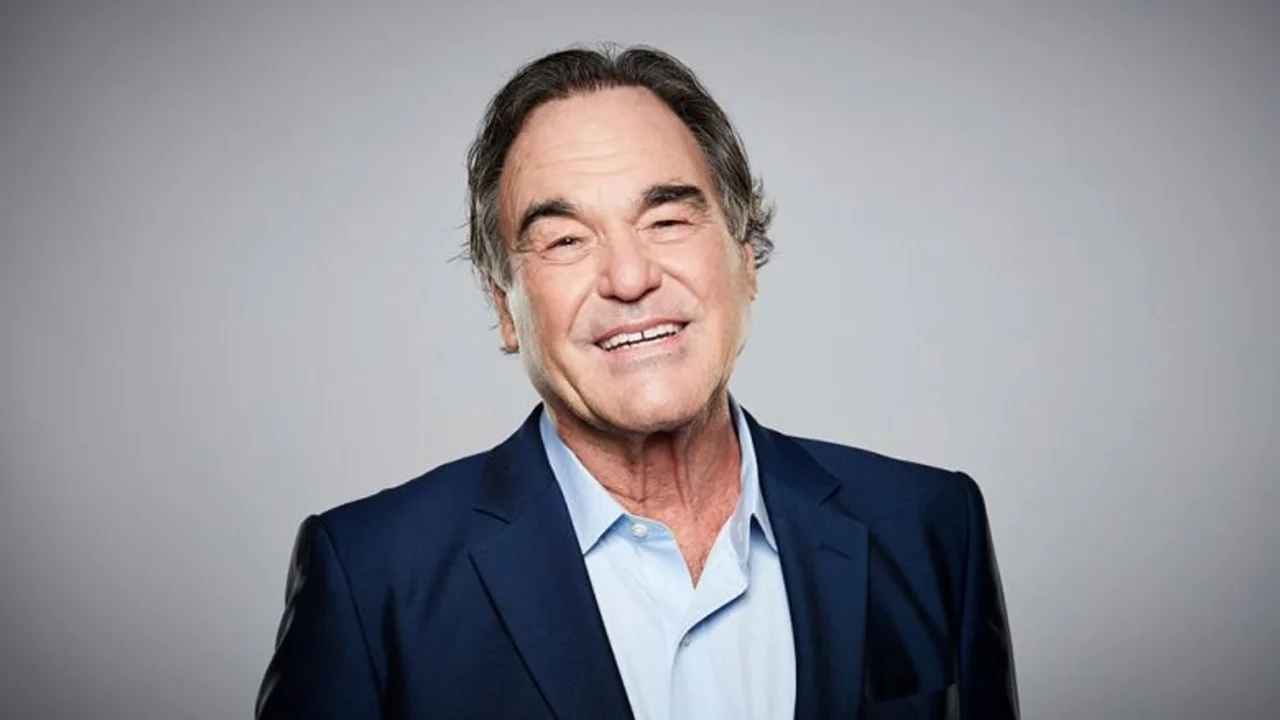 El gesto peronista de Oliver Stone al darse la vacuna rusa contra el coronavirus