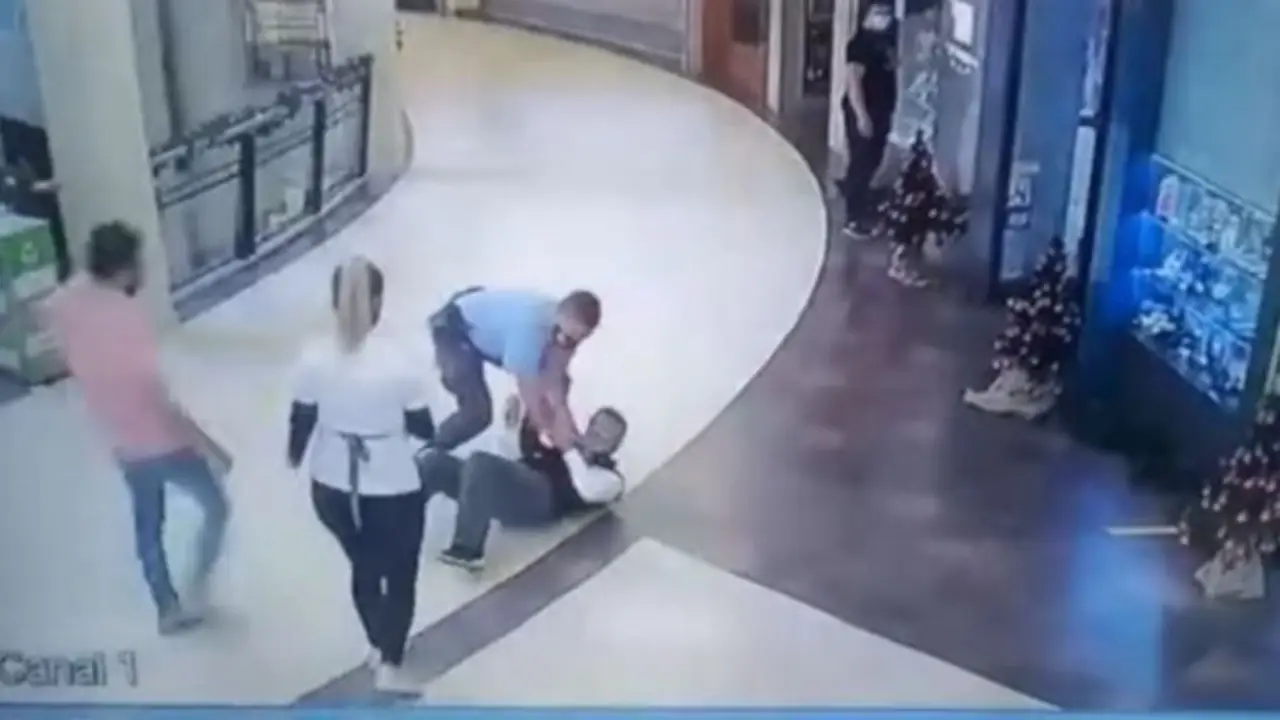 Video: así atacó la policía a un juez por una discusión en un supermercado
