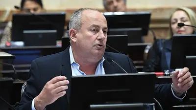El repugnante escrache a un senador para que vote contra el aborto legal El repugnante escrache a un senador para que vote contra el aborto legal