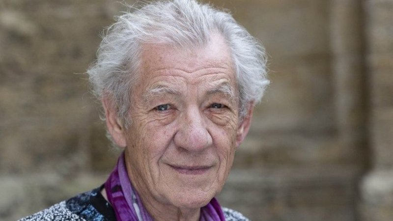 Ian McKellen, el primer famoso del mundo que publica una foto vacunándose contra el COVID-19