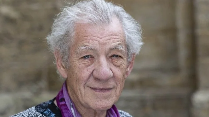 Ian McKellen, el primer famoso del mundo que publica una foto vacunándose contra el COVID-19