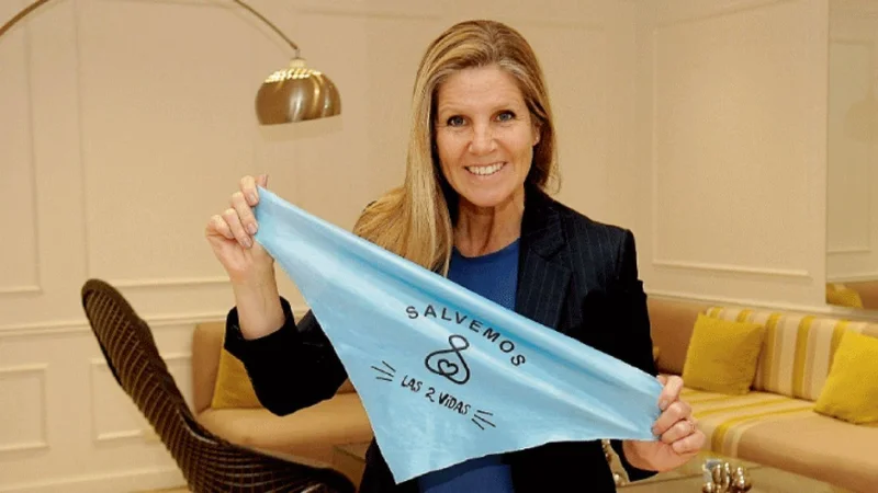 Cynthia Hotton apoyó y celebró los cínicos carteles en contra del Aborto Legal
