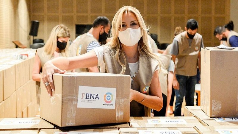 Fabiola Yañez repartió cajas navideñas para niños de hogares convivencionales
