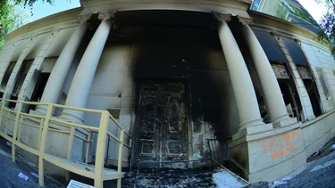 Mendoza: incendian tres edificios públicos en marcha por femicidio
