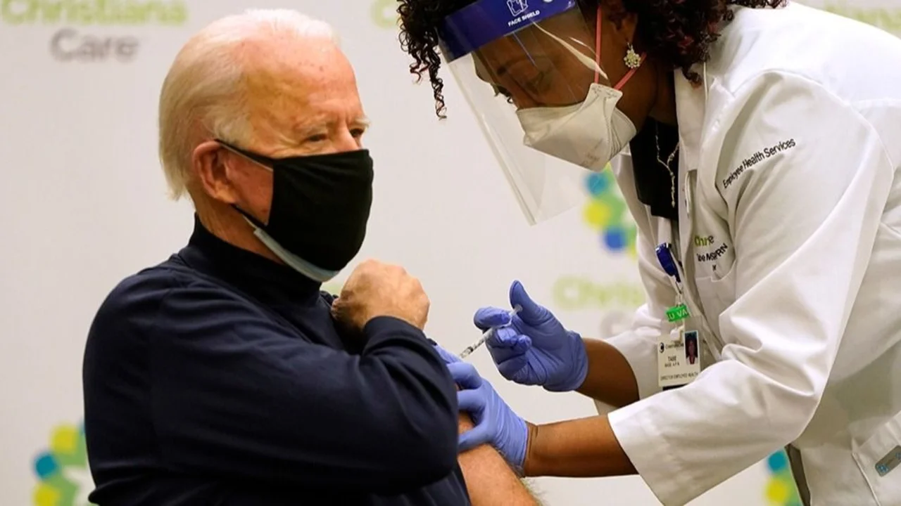 Pfizer presiona a Biden para que sancione a países que buscan vacunas baratas
