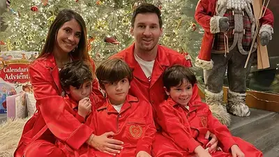 Antonela Roccuzzo compartió una tierna postal navideña de la familia Messi Antonela Roccuzzo compartió una tierna postal navideña de la familia Messi