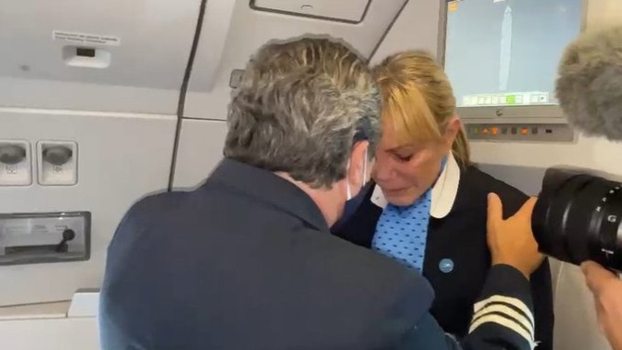 Llanto en el vuelo de Aerolíneas Argentinas que trajo la vacuna contra el coronavirus. 
