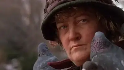 Mi pobre angelito: la mujer de las palomas pasará la Navidad "triste y sola" Mi pobre angelito: la mujer de las palomas pasará la Navidad "triste y sola"