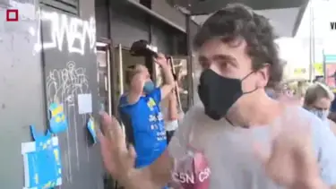 "¿Está saliendo en la tele?", el incomodo momento en un móvil de C5N