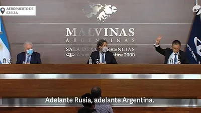 Sputnik V: el embajador ruso y la "V" de la victoria para celebrar la llegada de la vacuna Sputnik V: el embajador ruso y la "V" de la victoria para celebrar la llegada de la vacuna