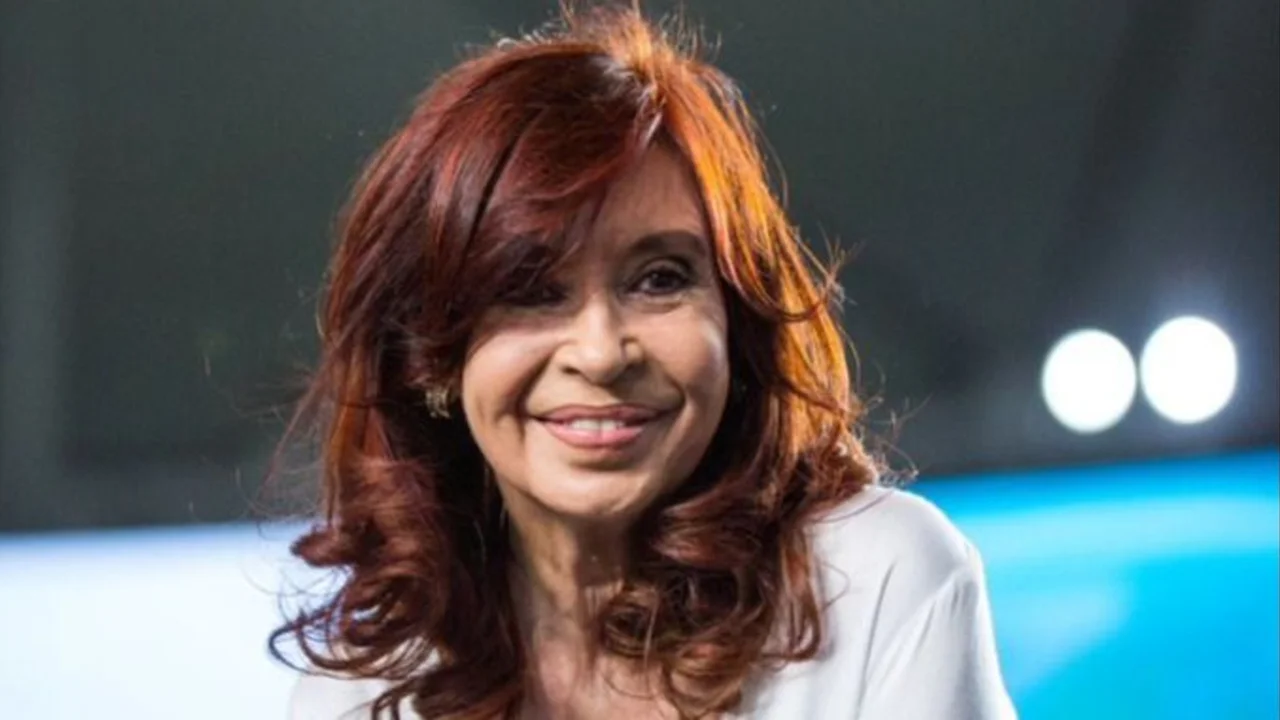 Insólito: para Clarín, Cristina Kirchner crece en las encuestas porque los kirchneristas no se van de vacaciones
