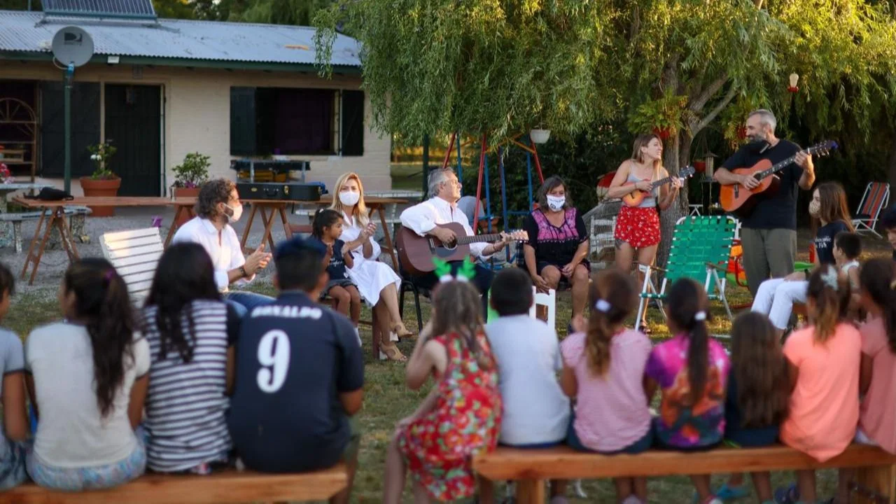 Alberto Fernández visitó el hogar de niños, niñas y adolescentes " 'Angel Azul.