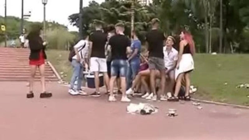Fiesta sin barbijo ni distanciamiento en las plazas de la Ciudad de Buenos Aires. 