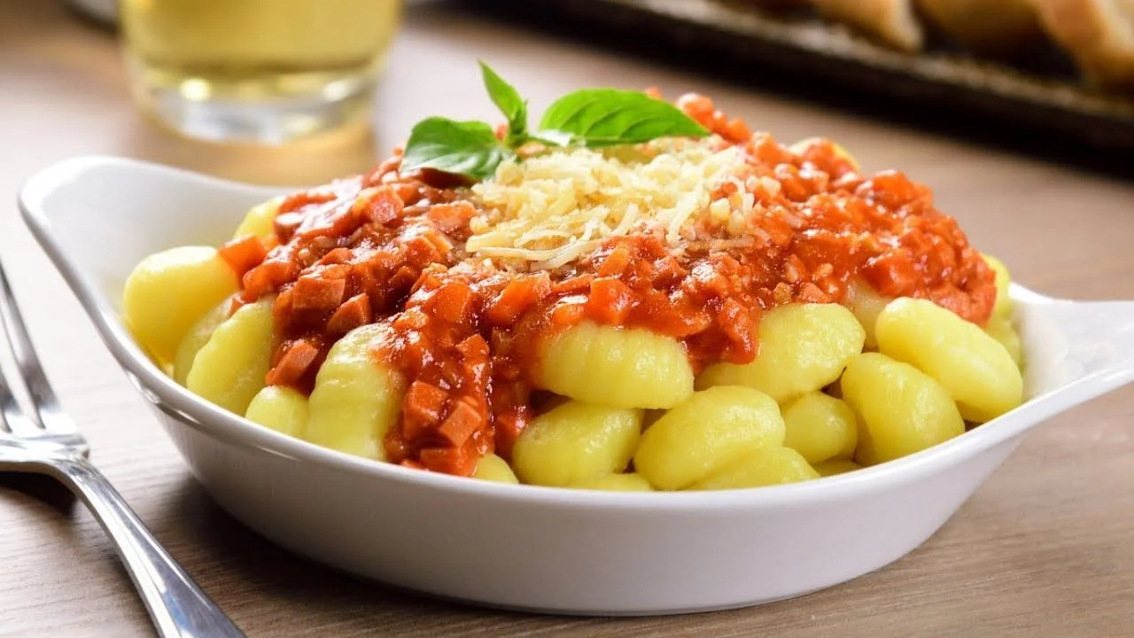 Ñoquis de papa con salsa bolognesa, receta de cocina