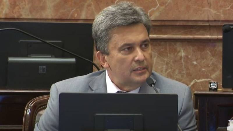 Los inauditos proyectos que presentó un senador "pro vida" que se quejó de tratar el aborto legal