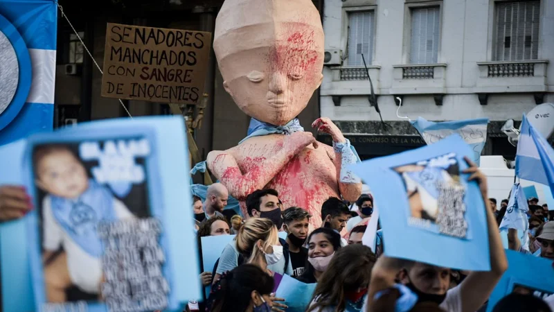 Galería de fotos: los celestes, con rezos y crucifijos, salieron a la calle