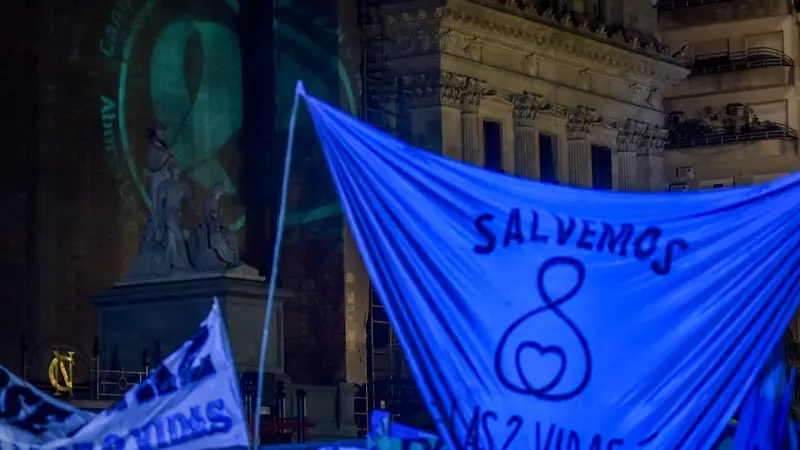 Vigilia celeste en el Congreso: bebés gigantes y crucifijos del lado antiderecho 