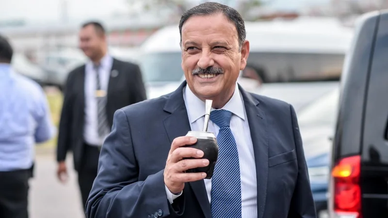 Ricardo Quintela anunció un aumento salarial de más del 50% a estatales