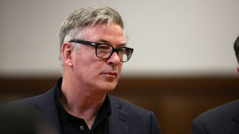 Alec Baldwin dice que no apretó el gatillo del arma del disparo en set de filmación