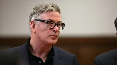Alec Baldwin dice que no apretó el gatillo del arma del disparo en set de filmación Alec Baldwin dice que no apretó el gatillo del arma del disparo en set de filmación