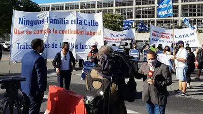 Trabajadores de Latam protestaron en Aeroparque y piden intervención del gobierno Trabajadores de Latam protestaron en Aeroparque y piden intervención del gobierno