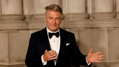 Alec Baldwin dice que no sabe cómo llegó una bala real al set de película "Rust" Alec Baldwin dice que no sabe cómo llegó una bala real al set de película "Rust"