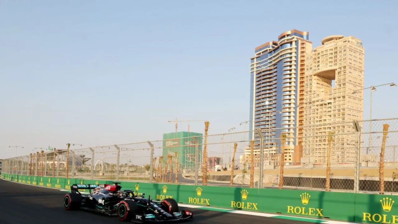 Hamilton supera a Verstappen en la práctica inaugural del Gran Premio de Arabia Saudita