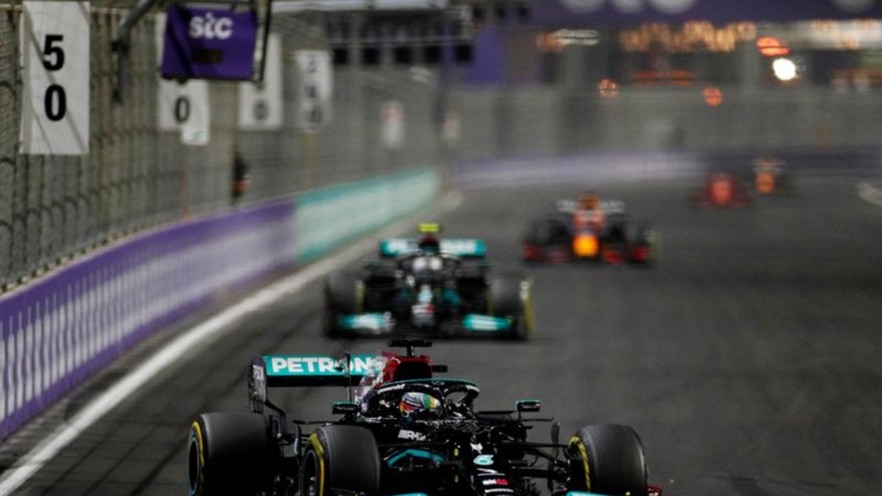 Hamilton gana accidentado Gran Premio de Arabia Saudita de Fórmula Uno