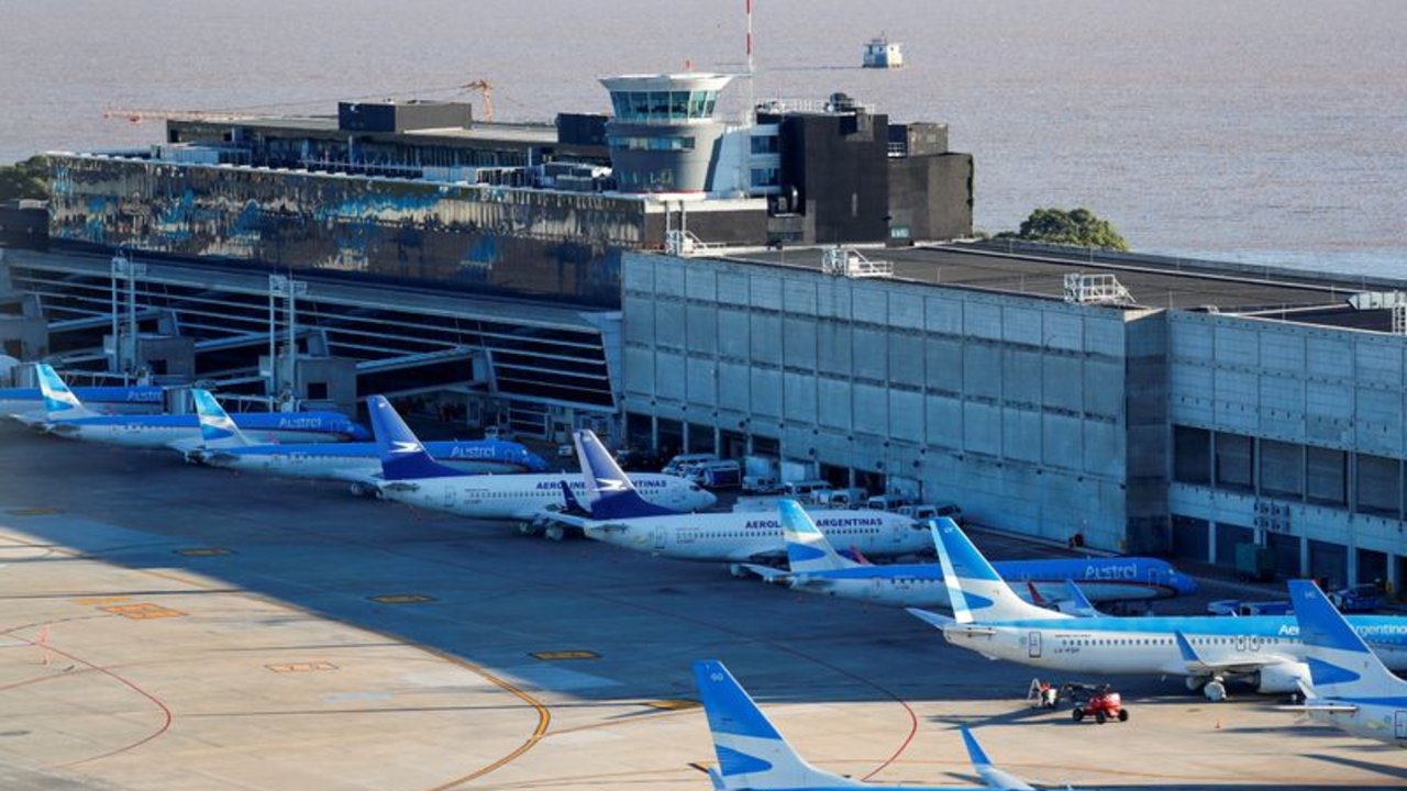 Posibles cancelaciones de vuelos por reclamo de controladores aéreos