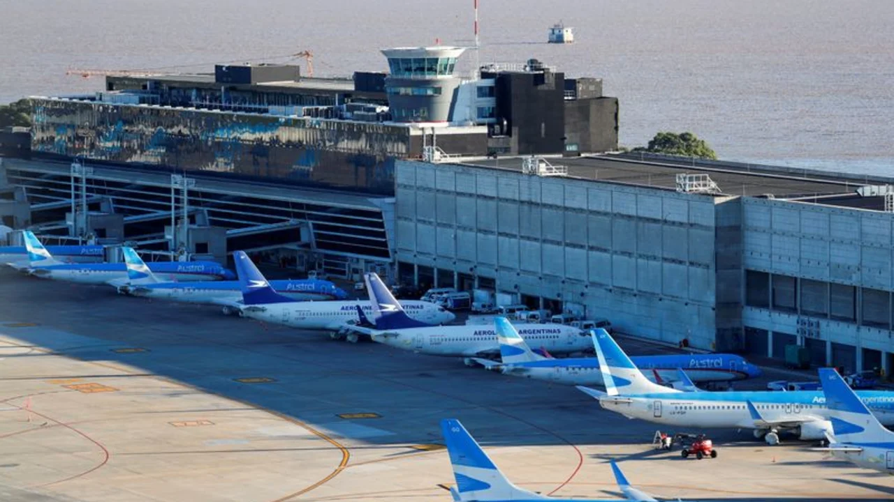 Posibles cancelaciones de vuelos por reclamo de controladores aéreos