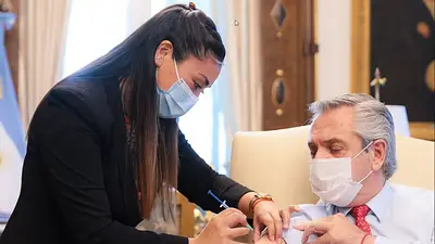 Alberto Fernández recibió un refuerzo de la vacuna contra el COVID-19 Alberto Fernández recibió un refuerzo de la vacuna contra el COVID-19