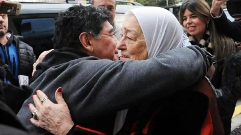 Madres de Plaza de Mayo denunciaron que le robaron camisetas autografiadas por Diego Maradona 