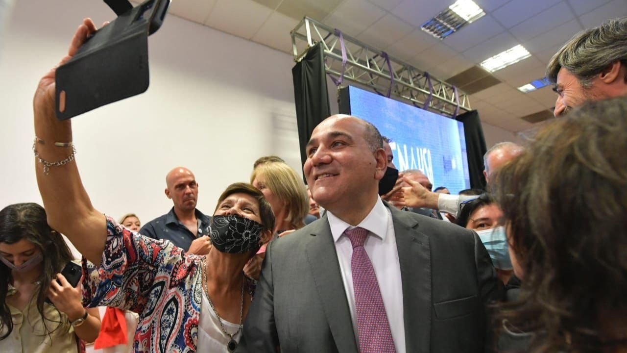 Manzur viajó a La Rioja para supervisar obras viales y de viviendas